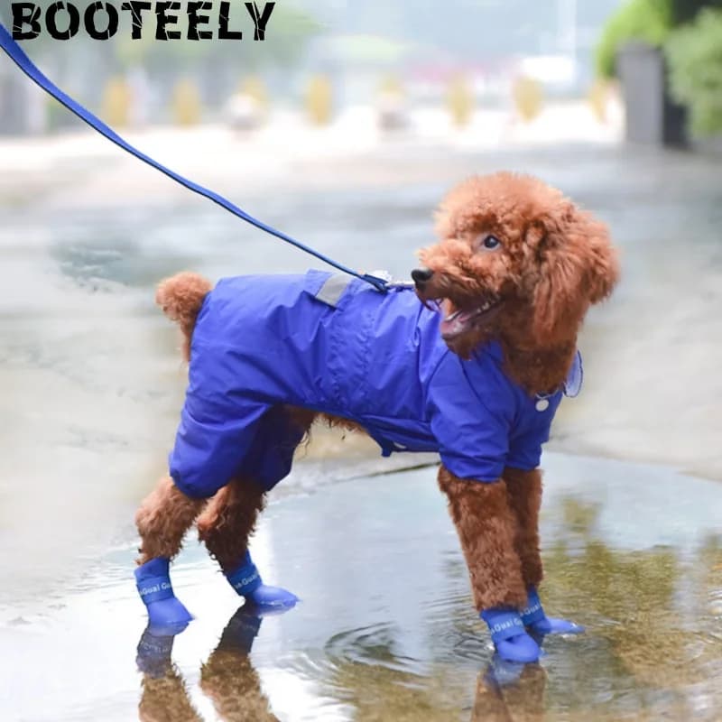 Um conjunto de botas de chuva azuis para animais de estimação, silicone, antiderrapante e à prova dágua, sapatos para cães e capas para pés de cachorro, adequado para filhotes