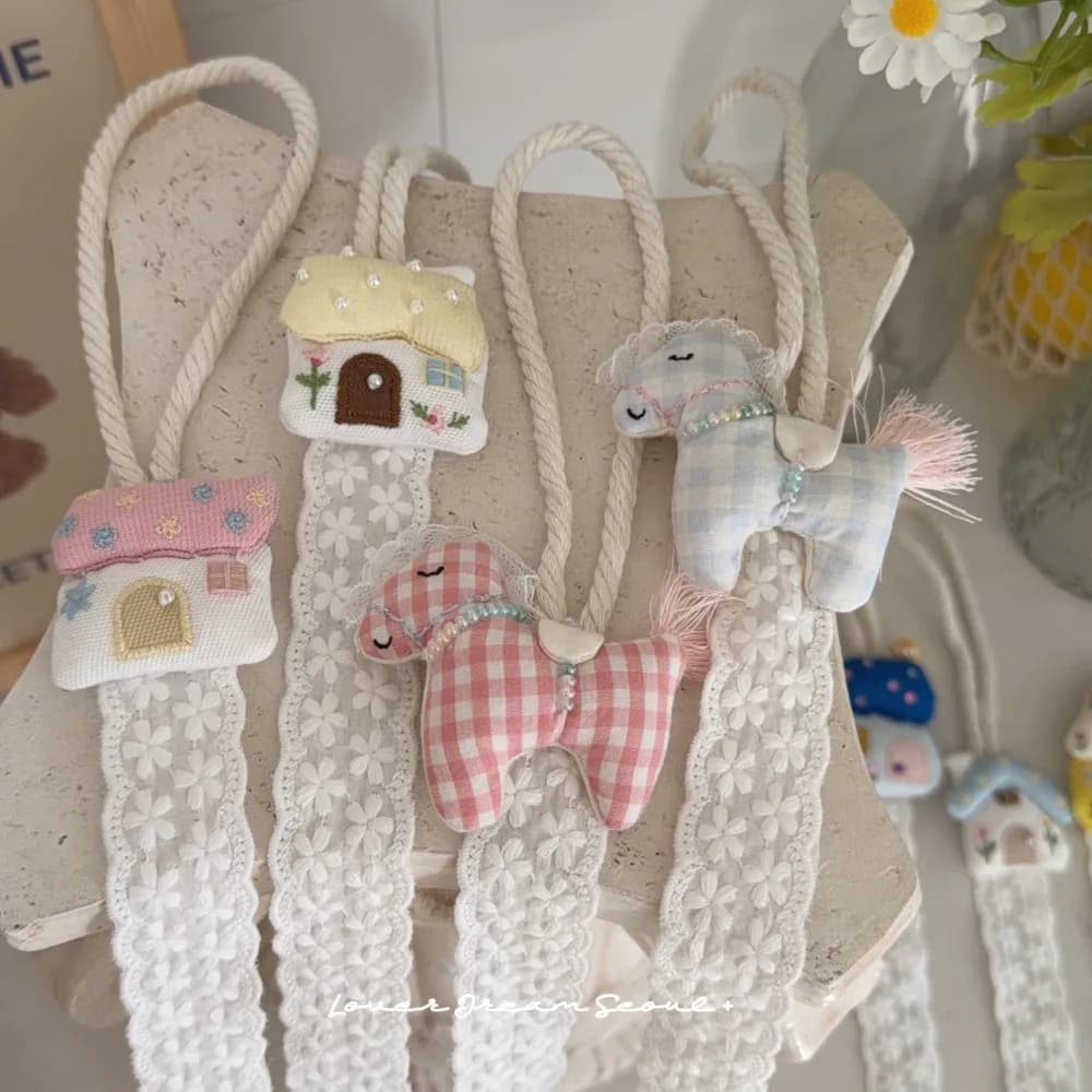 Organizador de Parede Artesanal em Tecido para Presilhas de Cabelo em Formato de Casinha de Cachorro para Quarto Infantil - Decoração Fofa, Doce, Durável e Prática