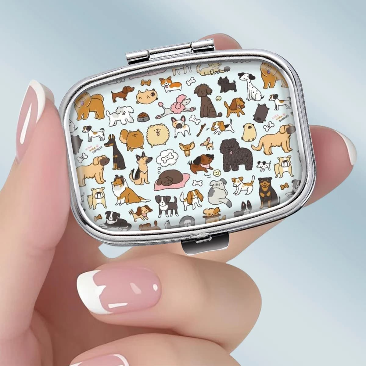 1 Caixa de Remédios Portátil Quadrada de Metal com Design de Cachorro Fofo, Relaxante e Calmante, com 2 Compartimentos, Perfeita para Armazenar Medicamentos, Suplementos de Saúde, Vitaminas e Pequenos